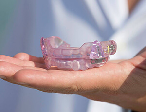 Hand holding occlusal splint for TMJ